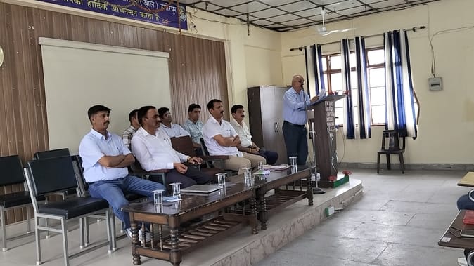 बाल स्कूल हमीरपुर में आयोजित जिला स्कूली क्रीड़ा संघ की बैठक में उपस्थित स्कूल प्रमुख एवं अन्य। बाल स्कूल हमीरपुर में आयोजित जिला स्कूली क्रीड़ा संघ की बैठक में उपस्थित स्कूल प्रमुख एवं अन्य।
