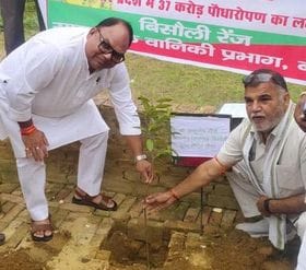बिल्सी के डिग्री कालेज में पौधारोपण करते के मैनेजर आशीष गुप्ता। संवाद बिल्सी के डिग्री कालेज में पौधारोपण करते के मैनेजर आशीष गुप्ता। संवाद