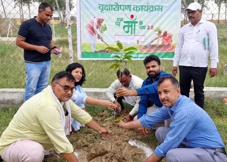 बिल्सी के डिग्री कालेज में पौधारोपण करते के मैनेजर आशीष गुप्ता। संवाद बिल्सी के डिग्री कालेज में पौधारोपण करते के मैनेजर आशीष गुप्ता। संवाद