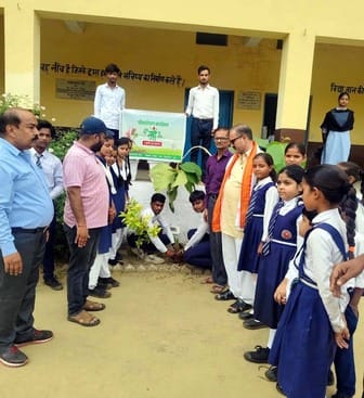 बिल्सी के डिग्री कालेज में पौधारोपण करते के मैनेजर आशीष गुप्ता। संवाद बिल्सी के डिग्री कालेज में पौधारोपण करते के मैनेजर आशीष गुप्ता। संवाद