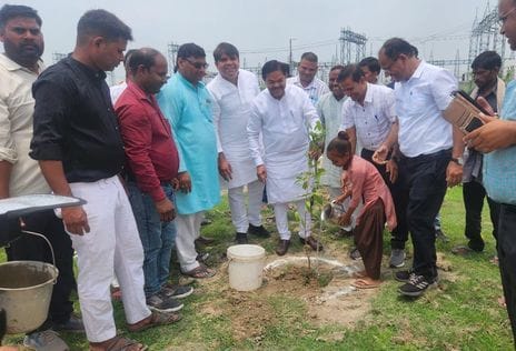 बिल्सी के डिग्री कालेज में पौधारोपण करते के मैनेजर आशीष गुप्ता। संवाद बिल्सी के डिग्री कालेज में पौधारोपण करते के मैनेजर आशीष गुप्ता। संवाद