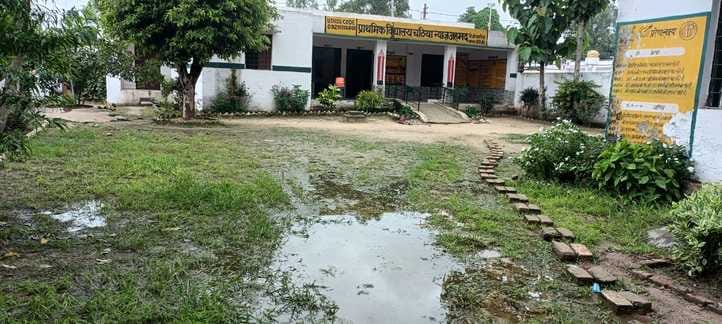 बरखेड़ा क्षेत्र के उच्चा प्राथमिक विद्यालय मचवाखेड़ा में पानी से गुजर कर आते छात्र संवाद