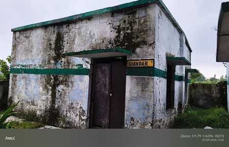 बरखेड़ा क्षेत्र के उच्चा प्राथमिक विद्यालय मचवाखेड़ा में पानी से गुजर कर आते छात्र संवाद