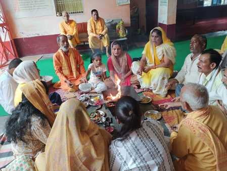 बीसलपुर के जय गुरुदेव आश्रम पर प्रवचन करते रमेश चंद्र मिश्रा स्रोत आयोजक बीसलपुर के जय गुरुदेव आश्रम पर प्रवचन करते रमेश चंद्र मिश्रा स्रोत आयोजक