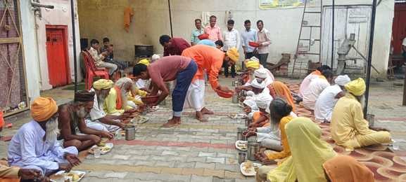 बीसलपुर के जय गुरुदेव आश्रम पर प्रवचन करते रमेश चंद्र मिश्रा स्रोत आयोजक बीसलपुर के जय गुरुदेव आश्रम पर प्रवचन करते रमेश चंद्र मिश्रा स्रोत आयोजक