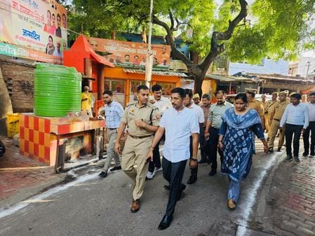 डीएम विशाख जी अय्यर और जेसीपी बबलू कुमार ने मंदिरों का निरीक्षण किया डीएम विशाख जी अय्यर और जेसीपी बबलू कुमार ने मंदिरों का निरीक्षण किया