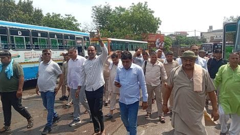 फोटो 06: सोनीपत शहर में जुलूस के रूप में प्रदर्शन करते हुए बस अड्डे की ओर जाते कर्मचारी व विभिन फोटो 06: सोनीपत शहर में जुलूस के रूप में प्रदर्शन करते हुए बस अड्डे की ओर जाते कर्मचारी व विभिन