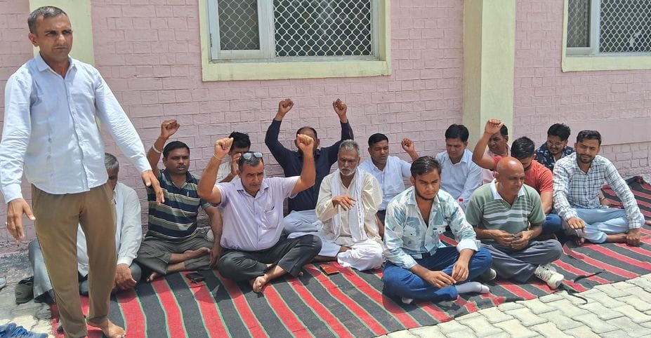 फोटो 06: सोनीपत शहर में जुलूस के रूप में प्रदर्शन करते हुए बस अड्डे की ओर जाते कर्मचारी व विभिन फोटो 06: सोनीपत शहर में जुलूस के रूप में प्रदर्शन करते हुए बस अड्डे की ओर जाते कर्मचारी व विभिन