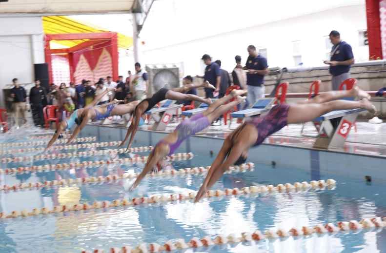 -फोटो 54 : विजेता तैराकों को सम्मनित करते हुए पंचायत मंत्री कृष्णलाल पंवार और अनिल खत्री। स्रोत -फोटो 54 : विजेता तैराकों को सम्मनित करते हुए पंचायत मंत्री कृष्णलाल पंवार और अनिल खत्री। स्रोत