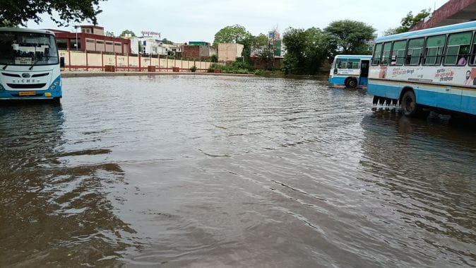 फोटो संख्या:61- बारिश के दौरान गोशाला रोड पर जलभराव होने  से स्कूटी बंद होने से धकेल कर लेकर जा