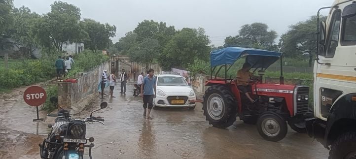 फोटो संख्या:61- बारिश के दौरान गोशाला रोड पर जलभराव होने  से स्कूटी बंद होने से धकेल कर लेकर जा