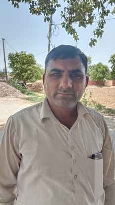 फतेहाबाद के खाद केंद्र में पहुंची यूरिया खाद की खरीदारी करते किसान। संवाद फतेहाबाद के खाद केंद्र में पहुंची यूरिया खाद की खरीदारी करते किसान। संवाद
