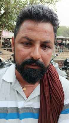 फतेहाबाद के खाद केंद्र में पहुंची यूरिया खाद की खरीदारी करते किसान। संवाद फतेहाबाद के खाद केंद्र में पहुंची यूरिया खाद की खरीदारी करते किसान। संवाद