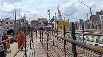 गोला के निर्माणाधीन शिव मंदिर कॉरिडोर में ऊबड़ खाबड़ पड़ा गोकर्ण तीर्थ। संवाद