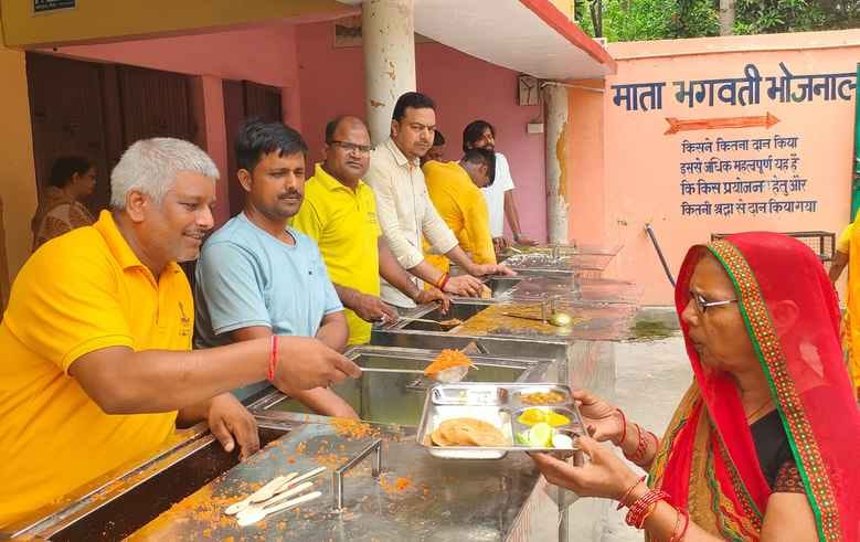 गोला में गुरु पूर्णिमा का पर्व मनाते लोग। स्रोत : संगठन