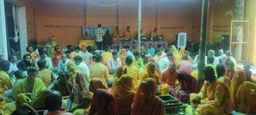 गोला में गुरु पूर्णिमा का पर्व मनाते लोग। स्रोत : संगठन