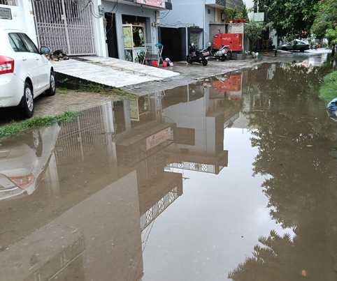 गांधी स्टेडियम के पीछे मोहल्ला नकासा की गली में भरा भरे गंदे पानी से गुजरता युवक संवाद गांधी स्टेडियम के पीछे मोहल्ला नकासा की गली में भरा भरे गंदे पानी से गुजरता युवक संवाद