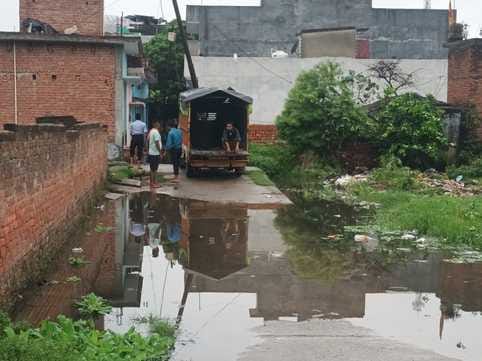गांधी स्टेडियम के पीछे मोहल्ला नकासा की गली में भरा भरे गंदे पानी से गुजरता युवक संवाद गांधी स्टेडियम के पीछे मोहल्ला नकासा की गली में भरा भरे गंदे पानी से गुजरता युवक संवाद