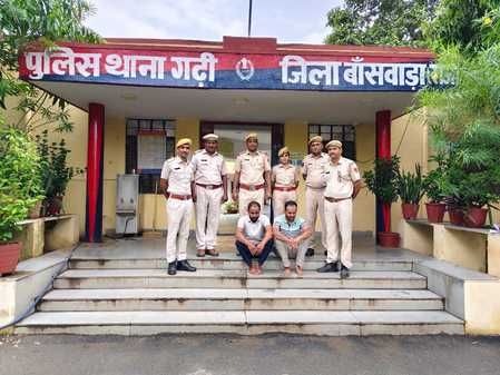 गढ़ी थाना पुलिस की ओर से गिरफ्तार आरोपी शारीरिक शिक्षक। 