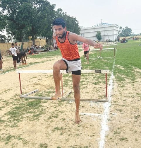 जिला स्पोर्ट्स स्टेडियम में ऊंचीकूद प्रतियोगिता में हिस्सा लेते खिलाड़ी। स्रोत:स्टेडियम जिला स्पोर्ट्स स्टेडियम में ऊंचीकूद प्रतियोगिता में हिस्सा लेते खिलाड़ी। स्रोत:स्टेडियम