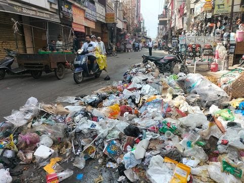 किला रोड पर फैला कचरा। संवाद किला रोड पर फैला कचरा। संवाद