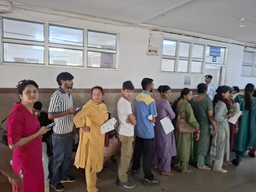 कुल्लू के क्षेत्रीय अस्पताल में पर्ची बनाने के लिए लगी मरीजो की लाइनें।-संवाद कुल्लू के क्षेत्रीय अस्पताल में पर्ची बनाने के लिए लगी मरीजो की लाइनें।-संवाद