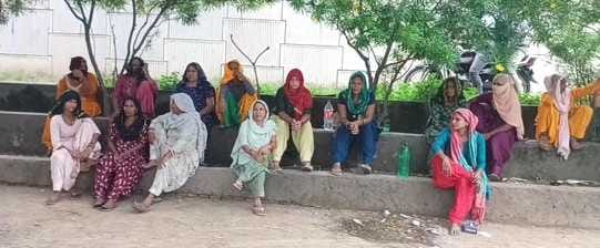 कंपनी के बाहर एकत्रित हुए लोग। संवाद कंपनी के बाहर एकत्रित हुए लोग। संवाद