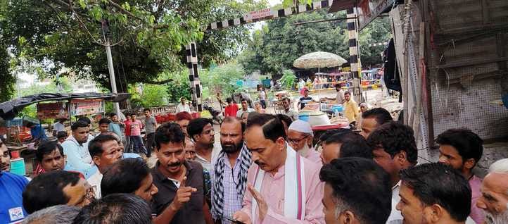 खुटार के गांव बेला में दिलीप के मकान पर गिरा पेड़। स्रोत : जागरूक पाठक