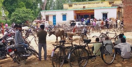 मझगईं के त्रिलोकपुर में खाद के लिए लगी भीड़। संवाद मझगईं के त्रिलोकपुर में खाद के लिए लगी भीड़। संवाद