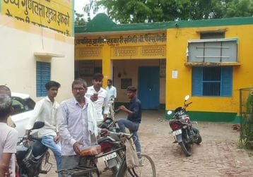 मझगईं के त्रिलोकपुर में खाद के लिए लगी भीड़। संवाद मझगईं के त्रिलोकपुर में खाद के लिए लगी भीड़। संवाद