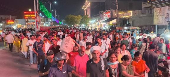 मथुरा। गुरु पूर्णिमा की पूर्व संध्या पर वृंदावन में लगी भीड़। 