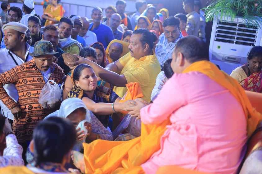 पंडित मिश्र ने दी गुरु दीक्षा