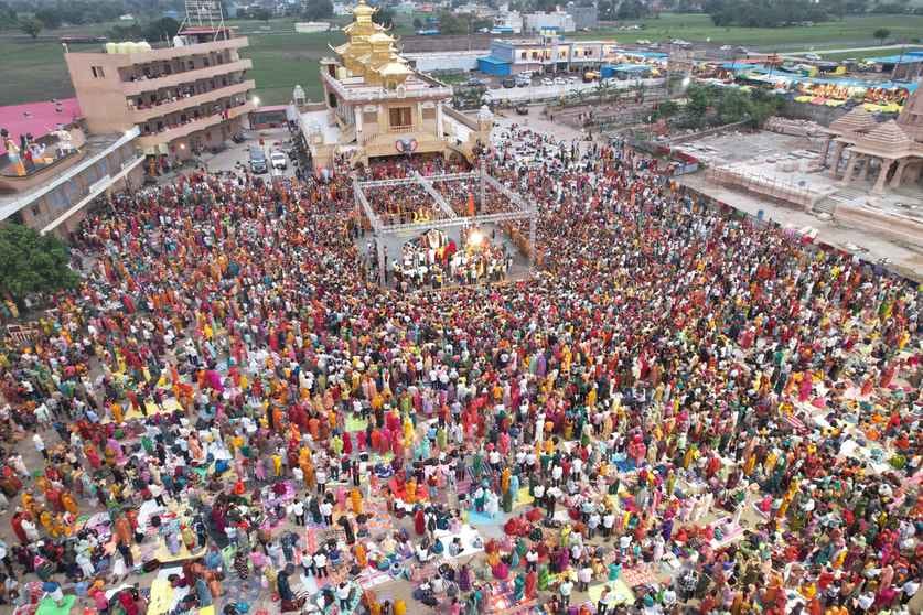 पंडित मिश्र ने दी गुरु दीक्षा