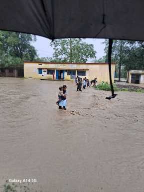 भरे हुए पानी से निकलते बच्चे