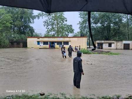 भरे हुए पानी से निकलते बच्चे