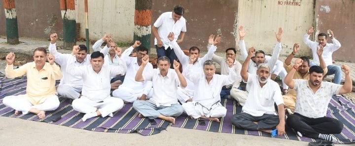 रोहतक नया बस अड्डा पर रोडवेज बस आते ही दौड़ पड़े यात्री। संवाद रोहतक नया बस अड्डा पर रोडवेज बस आते ही दौड़ पड़े यात्री। संवाद