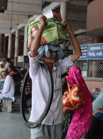 रोहतक नया बस अड्डा पर रोडवेज बस आते ही दौड़ पड़े यात्री। संवाद रोहतक नया बस अड्डा पर रोडवेज बस आते ही दौड़ पड़े यात्री। संवाद