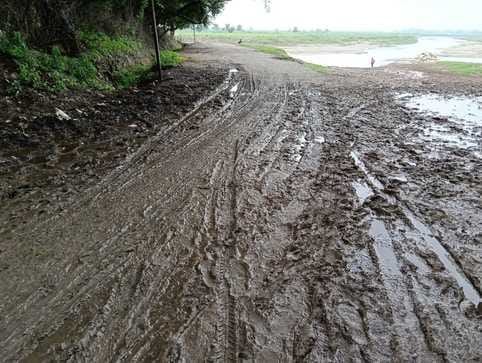 शहर के ब्रह्मचारी घाट पर अधूरा पड़ा सुंदरीकरण कार्य संवाद