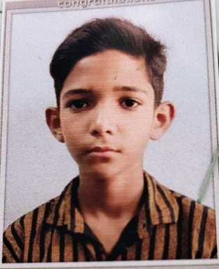 तिलहर में गुरुकुल महाविद्यालय   में जांच करते  एसपी राजेश द्विवेदी। स्रोत: पुलिस