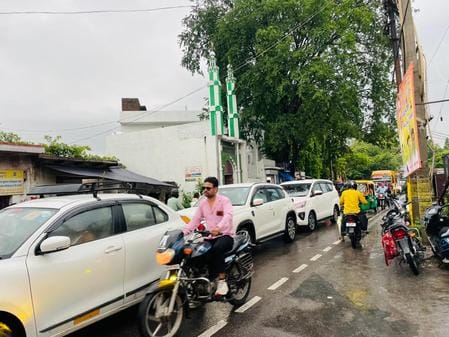 उझानी के पंखा रोड बाजार में बारिश के बाद ऐसे भरा पानी। संवाद
