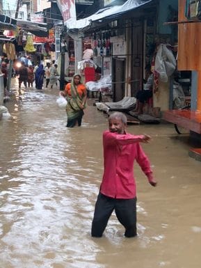 उझानी के पंखा रोड बाजार में बारिश के बाद ऐसे भरा पानी। संवाद