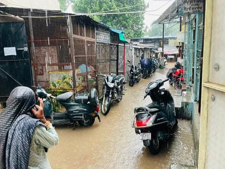 उझानी के पंखा रोड बाजार में बारिश के बाद ऐसे भरा पानी। संवाद