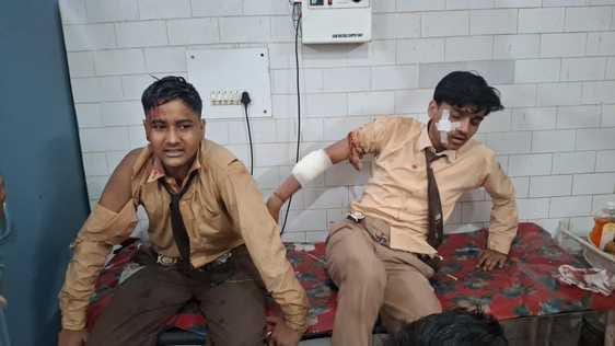 अफजलगढ़ के गांव पत्थरवाला के पास अनियंत्रित होकर पलटी बस। संवाद