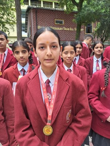 अमर उजाला भविष्य ज्योति  सम्मान समारोह कार्यक्रम के दौरान पदम छात्र स्कूल में छात्राएं सांस्कृत