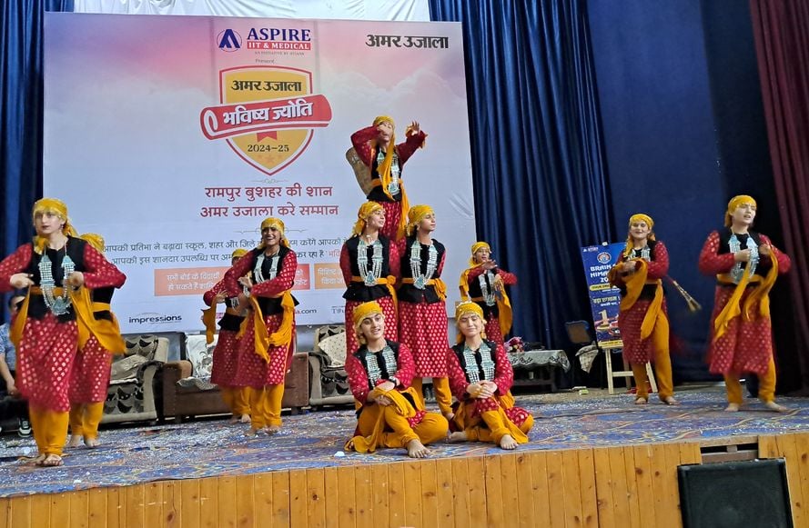 अमर उजाला भविष्य ज्योति  सम्मान समारोह कार्यक्रम के दौरान पदम छात्र स्कूल में छात्राएं सांस्कृत