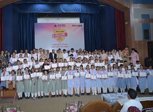 अमर उजाला भविष्य ज्योति  सम्मान समारोह कार्यक्रम के दौरान पदम छात्र स्कूल में छात्राएं सांस्कृत