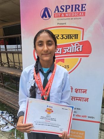 अमर उजाला भविष्य ज्योति  सम्मान समारोह कार्यक्रम के दौरान पदम छात्र स्कूल में छात्राएं सांस्कृत