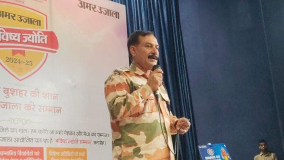 अमर उजाला भविष्य ज्योति  सम्मान समारोह कार्यक्रम के दौरान पदम छात्र स्कूल में छात्राएं सांस्कृत