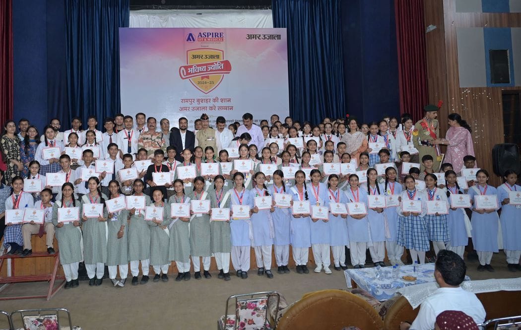 अमर उजाला भविष्य ज्योति  सम्मान समारोह कार्यक्रम के दौरान पदम छात्र स्कूल में छात्राएं सांस्कृत