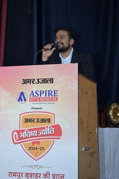 अमर उजाला भविष्य ज्योति  सम्मान समारोह कार्यक्रम के दौरान पदम छात्र स्कूल में छात्राएं सांस्कृत